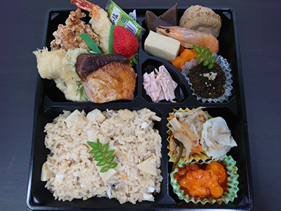 お弁当 2,700円（税別 2,500円）