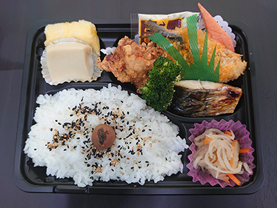 お弁当 700円（税別 648円）
